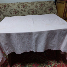 Скатерть на стол, цвет розовый с рисунком, 140х210см. Имеются пятна. СССР.